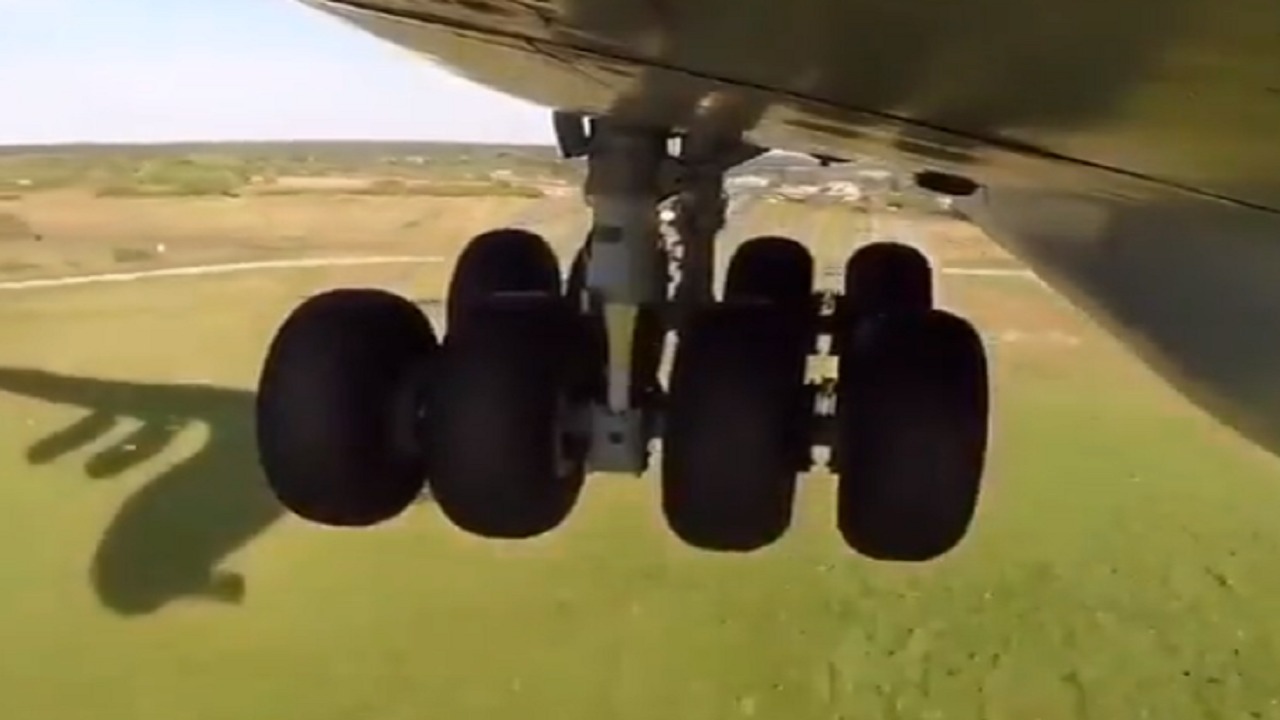 الطيار عبدالله بن صالح يوضح حالة عجلات الطائرة في لحظة الهبوط (فيديو)