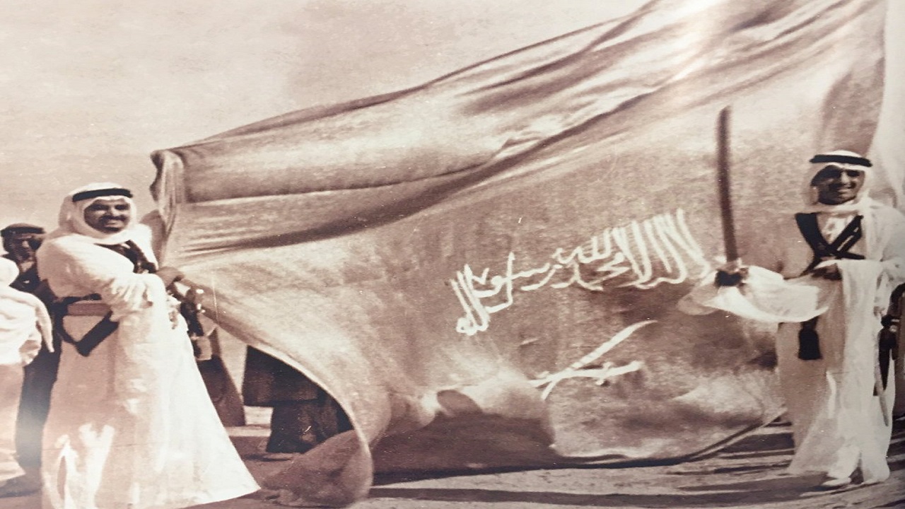 صورة نادرة لاحتفال الملك سلمان بتولي الملك سعود مقاليد الحكم قبل 68 عاما