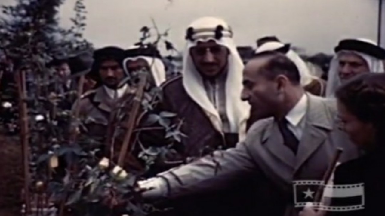 فيديو نادر يوثق زيارة الملك سعود للمحميات الزراعية بأمريكا لمشاهدة تطعيم القطن