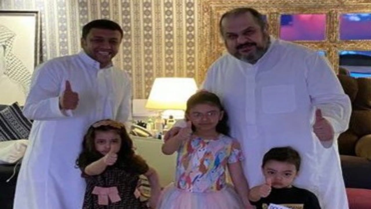 شاهد.. عبدالرحمن بن مساعد ينشر صورة تجمعه مع محمد الشلهوب وأبنائه في منزله