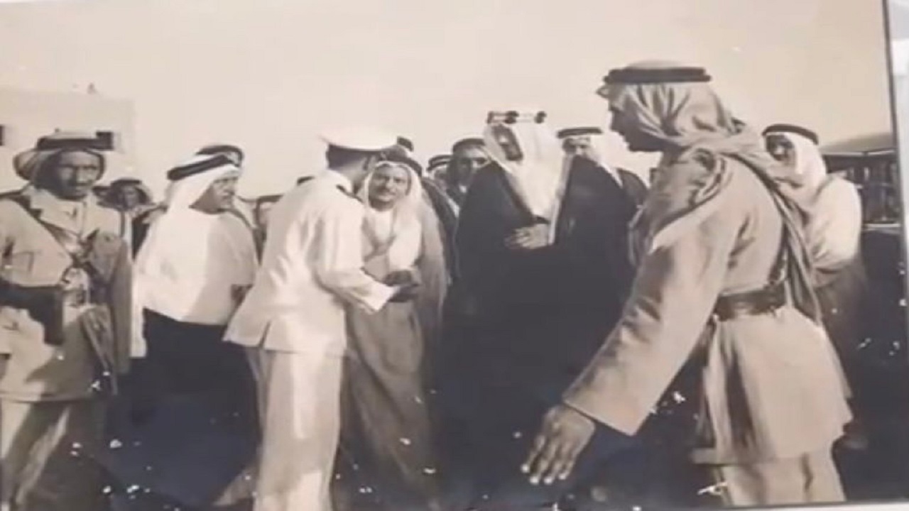 صورة قديمة للملك سعود مع الشيخ عبدالله بالخير