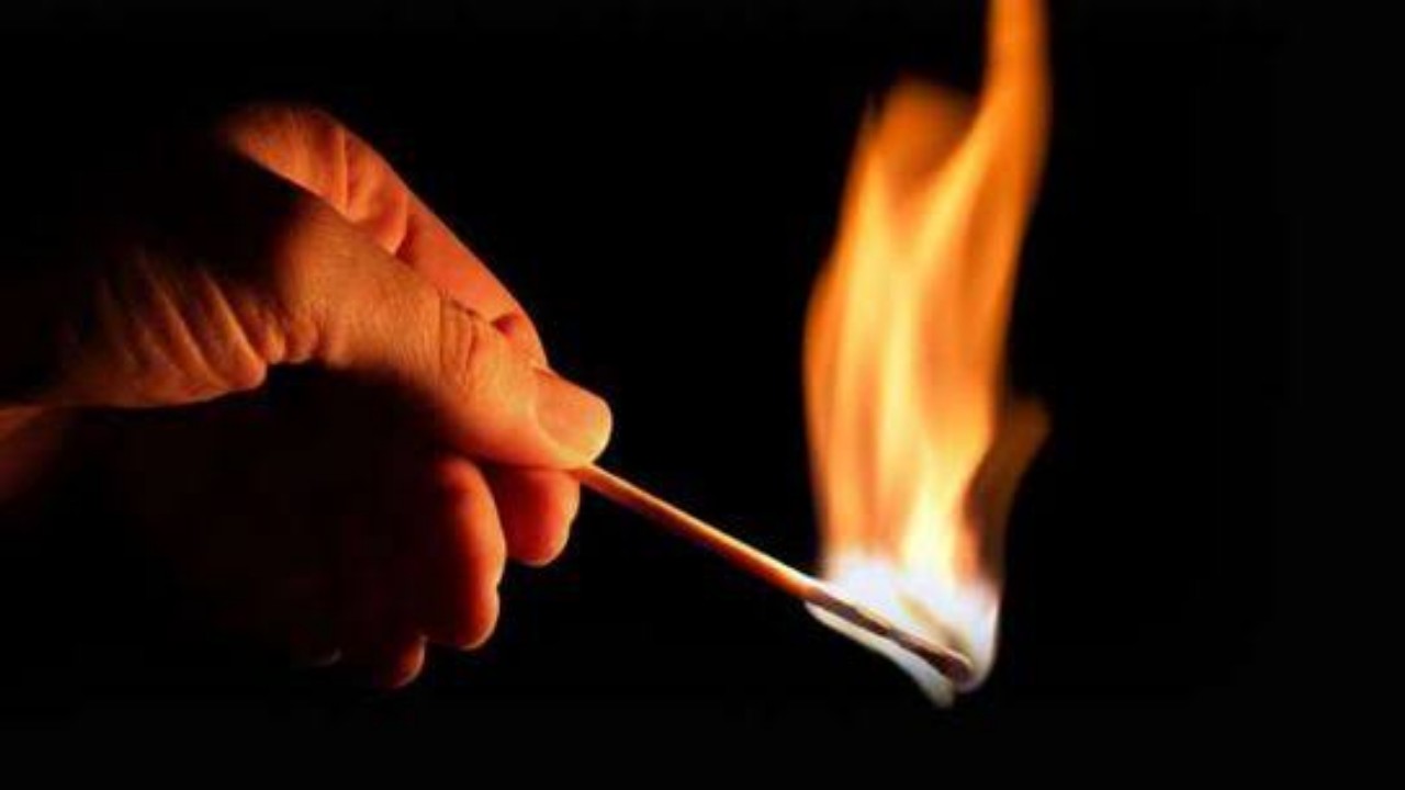 رجل يشعل النيران في زوجته بسبب مرض والدتها
