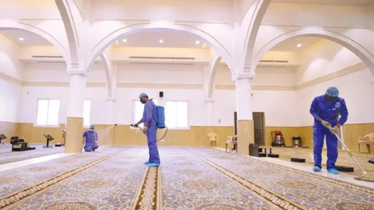 الشؤون الإسلامية تعيد افتتاح مسجد بعد تعقيمه في الجوف