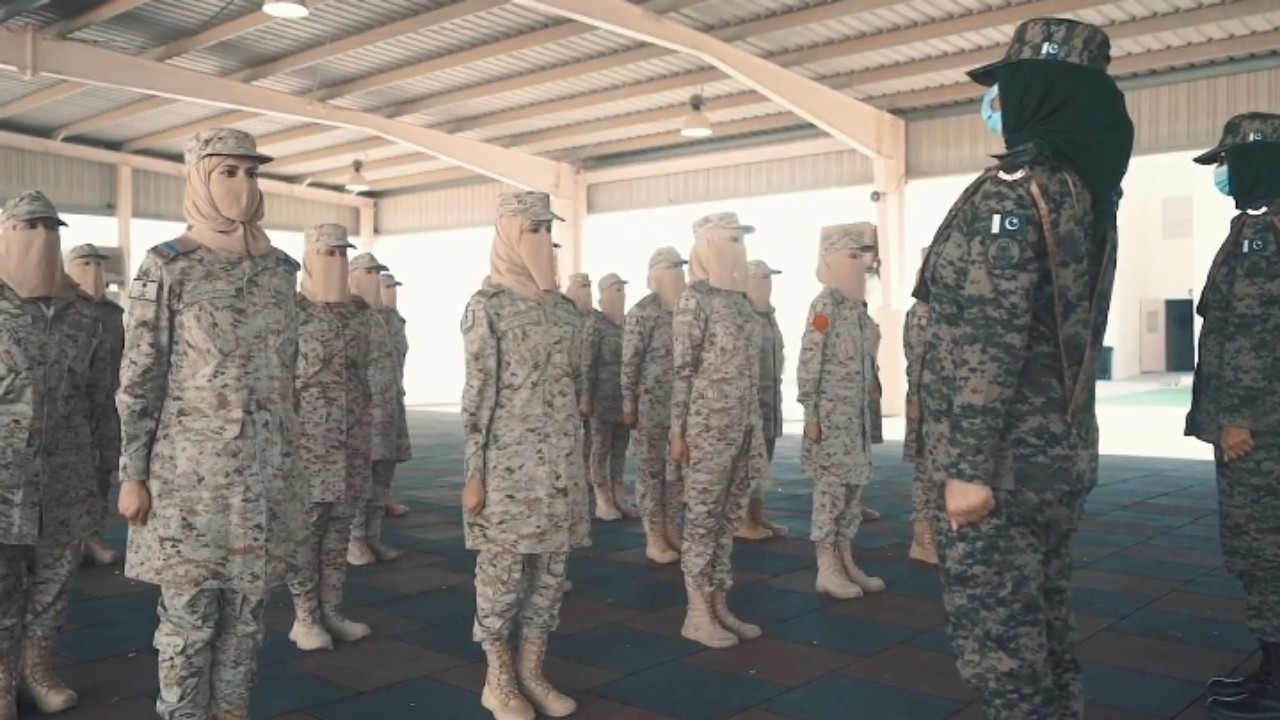 بالفيديو.. خريجات الكادر النسائي بالقوات المسلحة: المرأة السعودية شامخة كجبال طويق