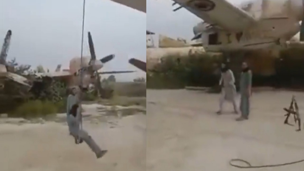 شاهد.. عناصر من طالبان يحولون طائرة عسكرية قديمة إلى أرجوحة يلهون عليها