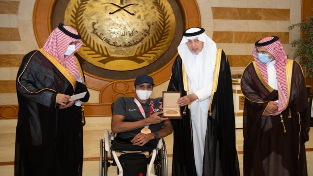 أمير مكة يكرم اللاعب عبدالرحمن القرشي بجائزة الميدالية البرونزية