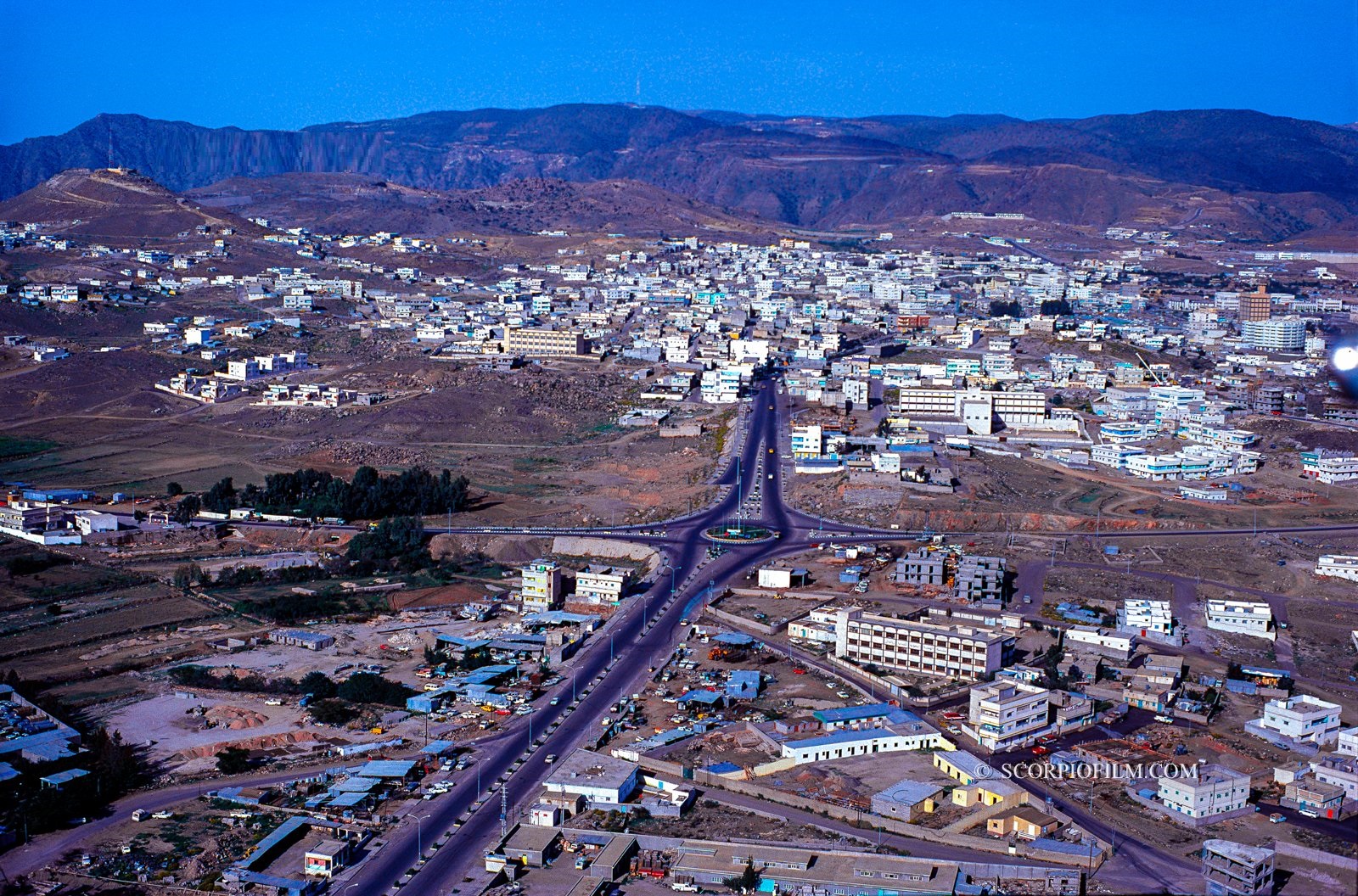 منظر جوي جميل لمدينة أبها قبل 43 عام