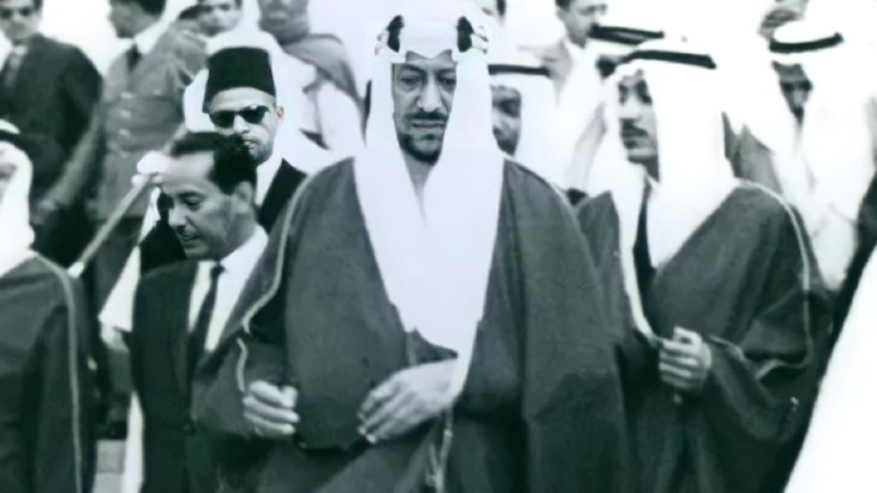 صورة نادرة لـ الملك سعود ونجله الأمير خالد
