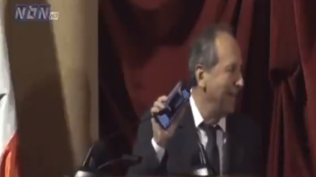 شاهد.. نائب لبناني يفتتح كلمة مجلس النواب بأغنية لـ ملحم بركات