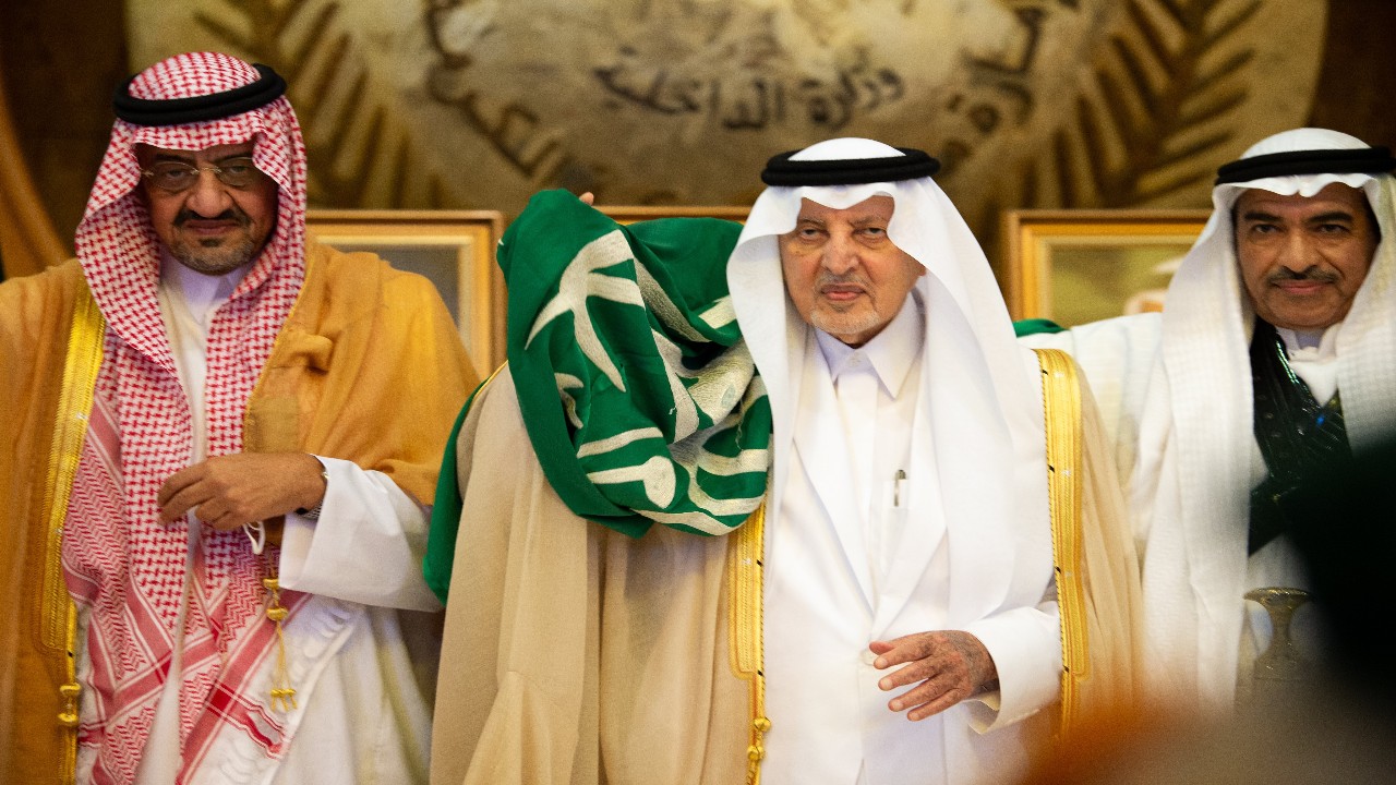 شاهد.. الأمير خالد الفيصل يؤدي &#8220;العرضة&#8221; في احتفالات اليوم الوطني