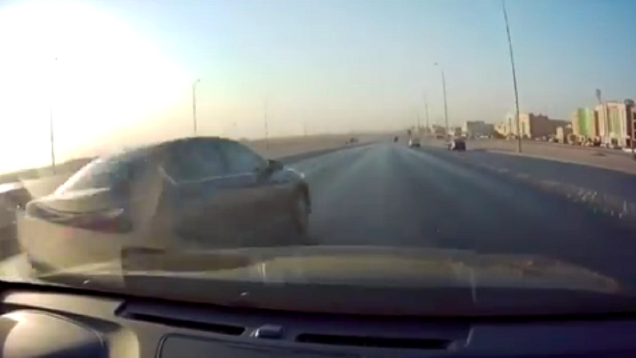 بالفيديو .. مُفحط كاد أن يتسبّب بحادث اصطدام مروع في الرياض