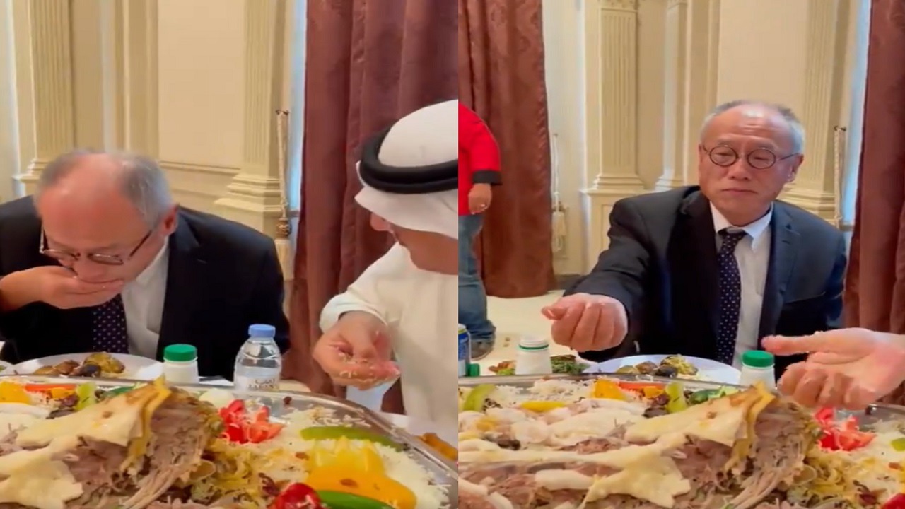 فيديو.. السفير الياباني يتناول المفطح مقلدًا محافظ شقراء
