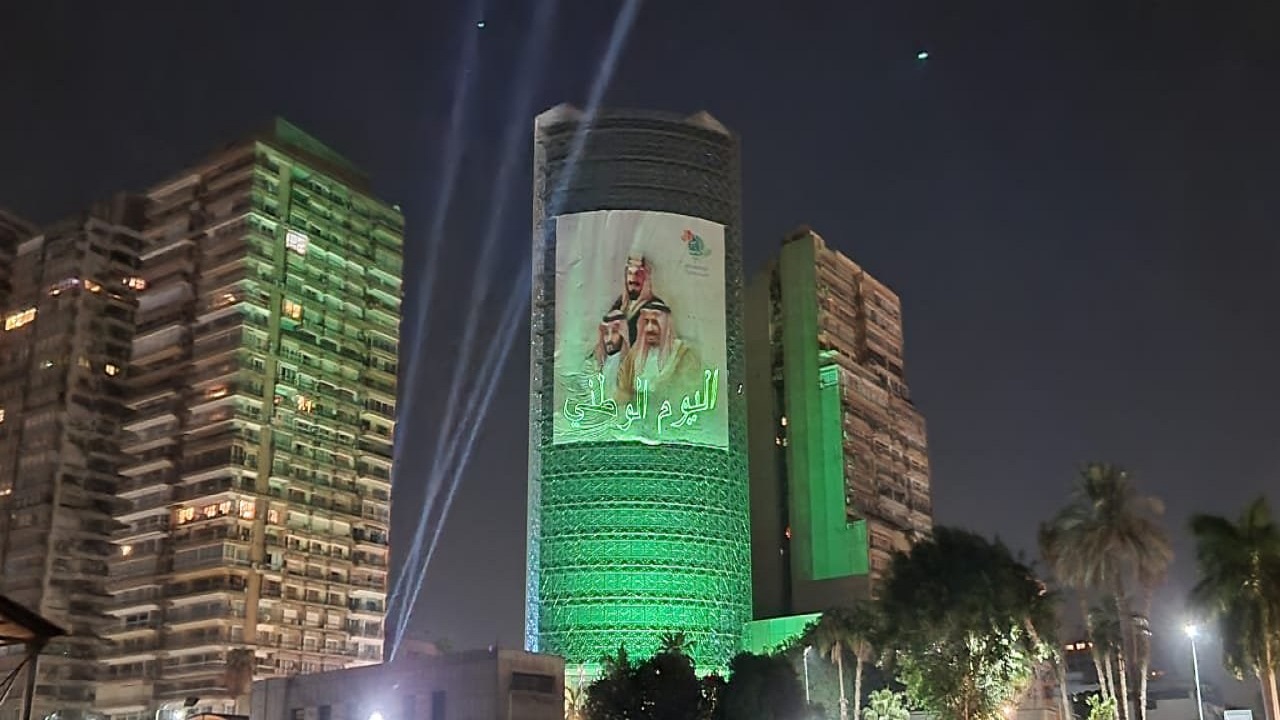 صور..السفارة في القاهرة تتوشح باللون الأخضر احتفالا باليوم الوطني 91