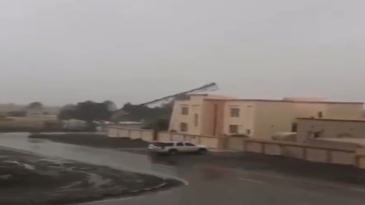 شاهد.. إعصار شاهين يُسقط برج اتصالات في عُمان
