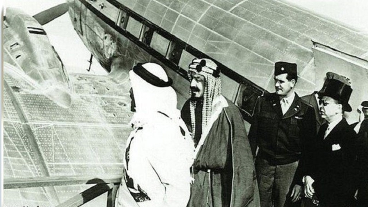 بالفيديو .. استاذ تاريخ يروي قصة أول طائرة سافر بها الملك عبدالعزيز من عفيف إلى الطائف