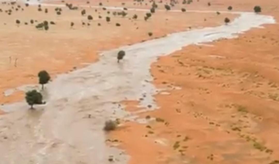 بالفيديو.. سيول إعصار شاهين تحول الكثبان الرملية لبحيرات خلابة بالربع الخالي