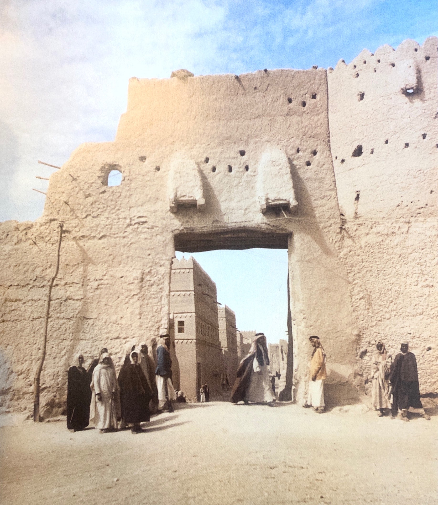 صورة نادرة لبوابة الثميري أحد المداخل الرئيسية للرياض من الجهة الشرقية