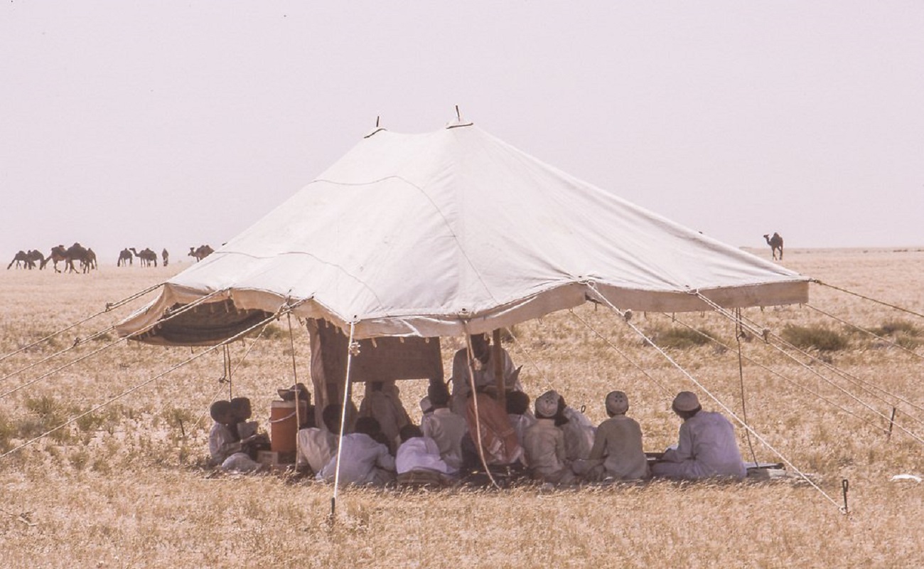 أطفال يدرسون في مدرستهم الصحراوية قبل 40 عام