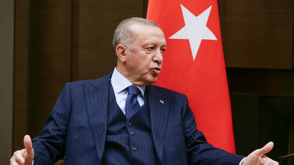 بالفيديو.. علامات المرض تظهر على أردوغان أثناء حضور إحدى المناسبات