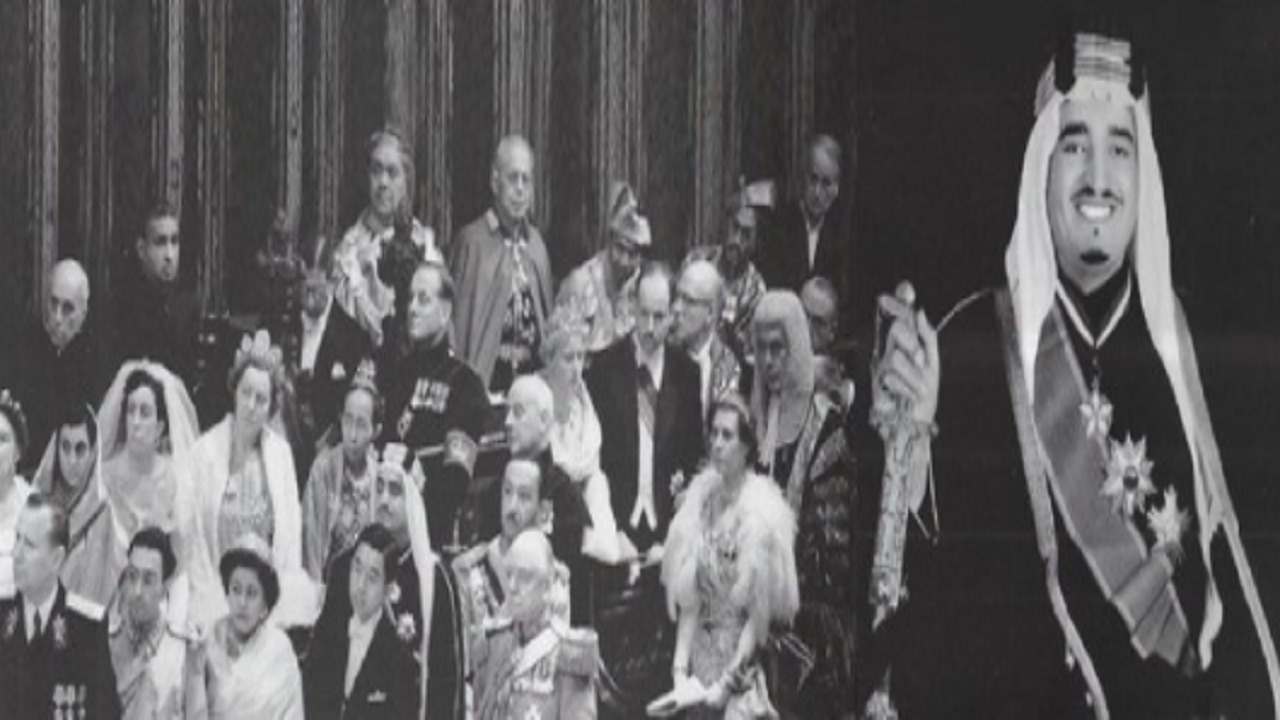 صورة نادرة للملك فهد بالزي الرسمي في حفل تتويج الملكة إليزابيث الثانية