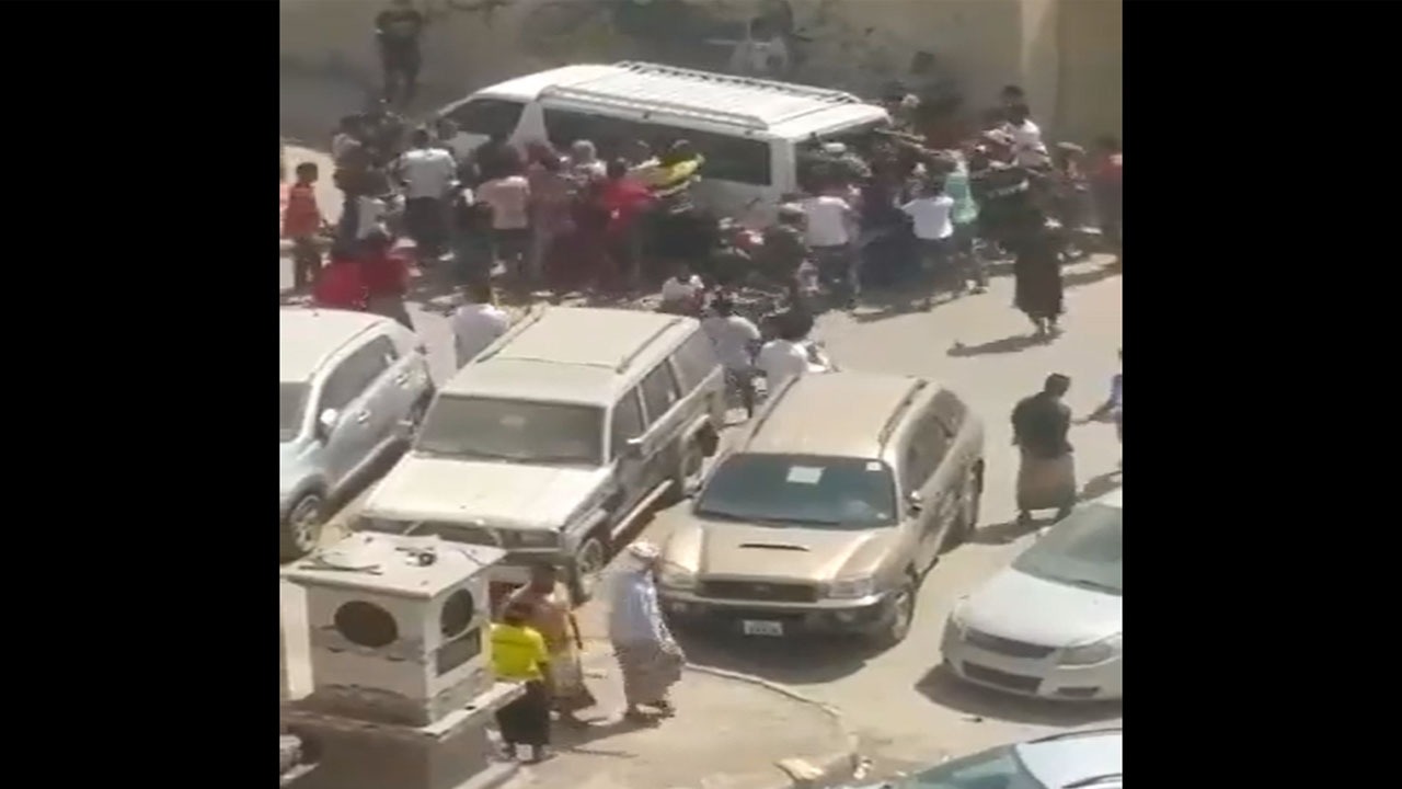 فيديو.. مجموعة شباب يسرقون القات من &#8220;باص&#8221; في اليمن