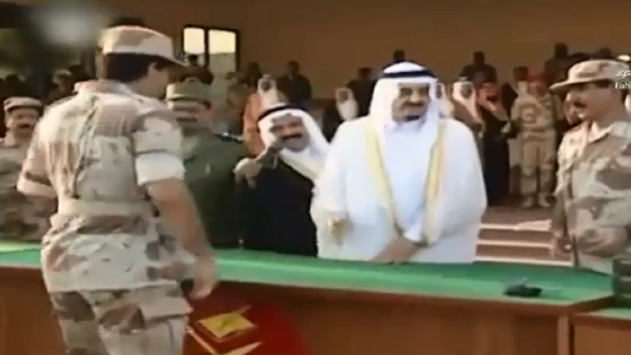 بالفيديو .. لحظة تكريم الأمير عبدالعزيز بن فهد ضمن المتطوعين في حرب الخليج