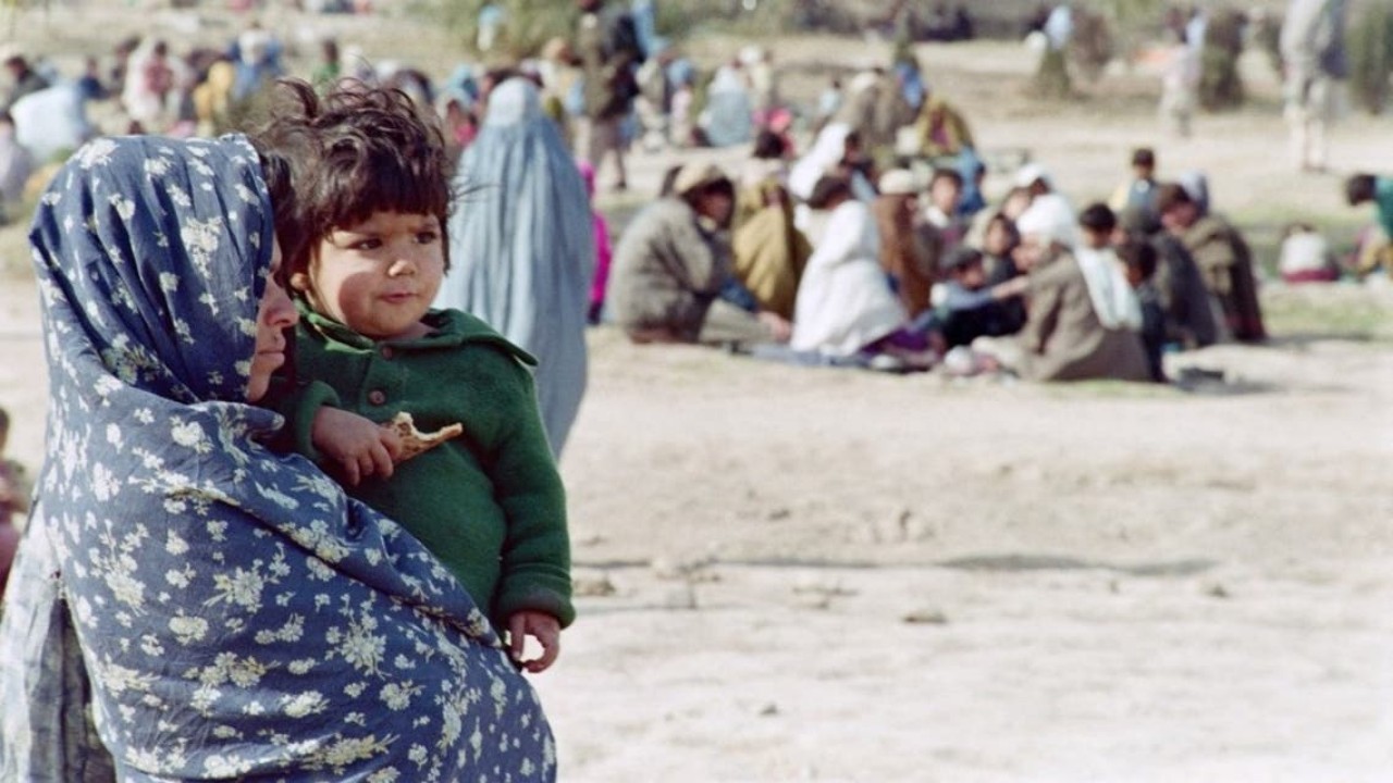 أم أفغانية تضطر لبيع رضيعها من أجل علاج طفلتها