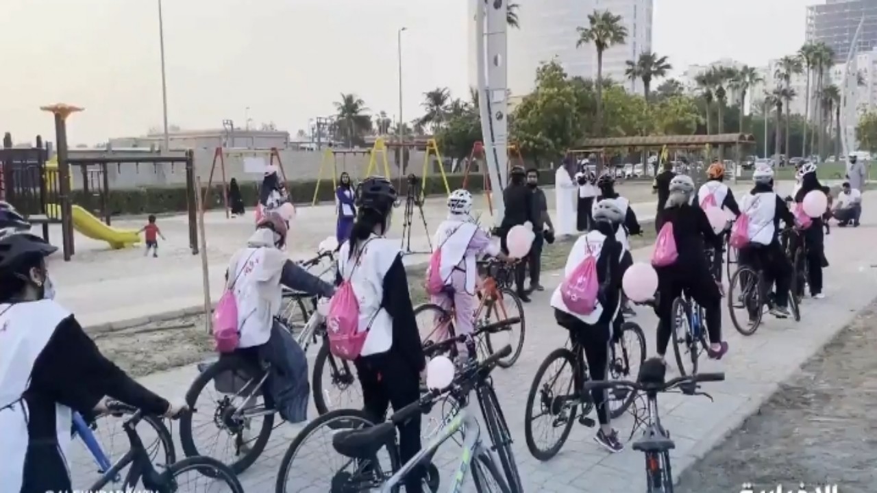 بالفيديو.. 30 سيدة يشاركن في سباق دراجات للتوعية بسرطان الثدي