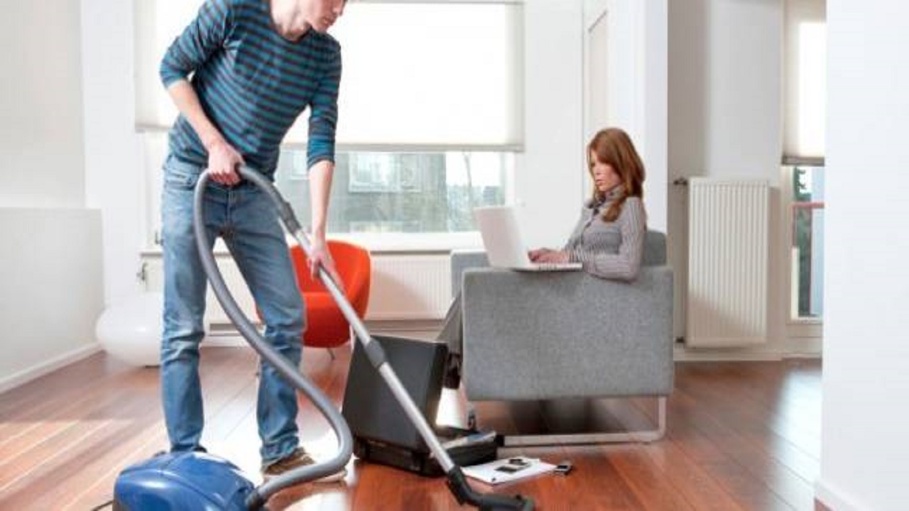 رجل يقرر القيام بالأعمال المنزلية وإنفاق زوجته عليه