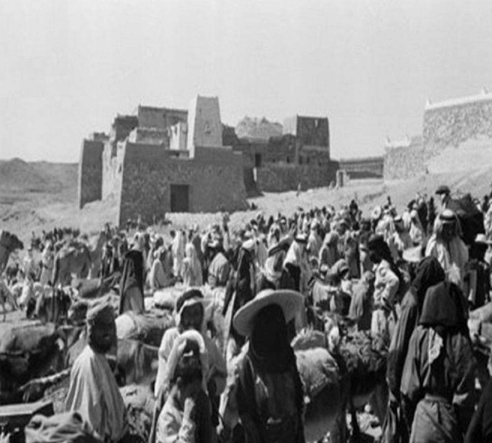 صورة تظهر سوق أبها قبل 76 عام