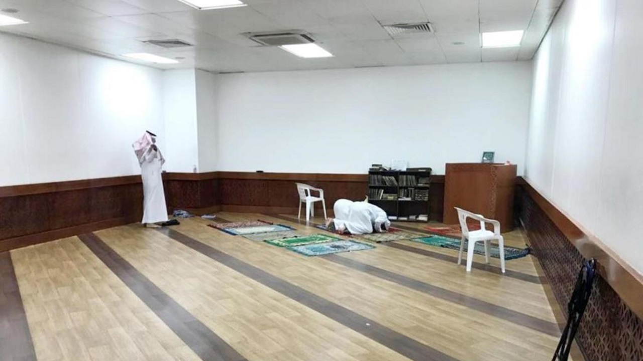 مطار الملك عبدالعزيز يتفاعل مع طلب مواطن بزيادة مساحة المصلى