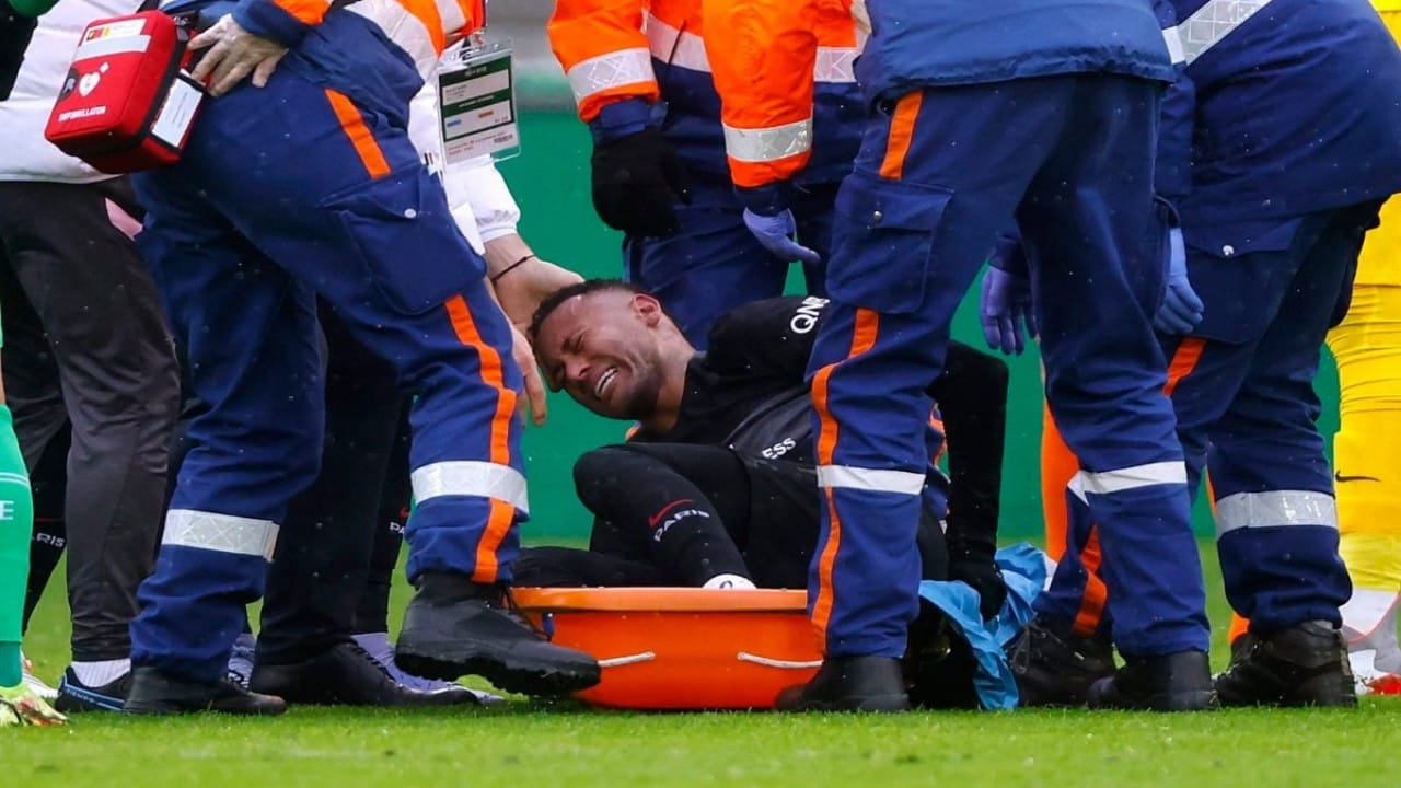 نيمار يتعرض لإصابة قوية خلال مباراة سان جيرمان وسانت إيتيان