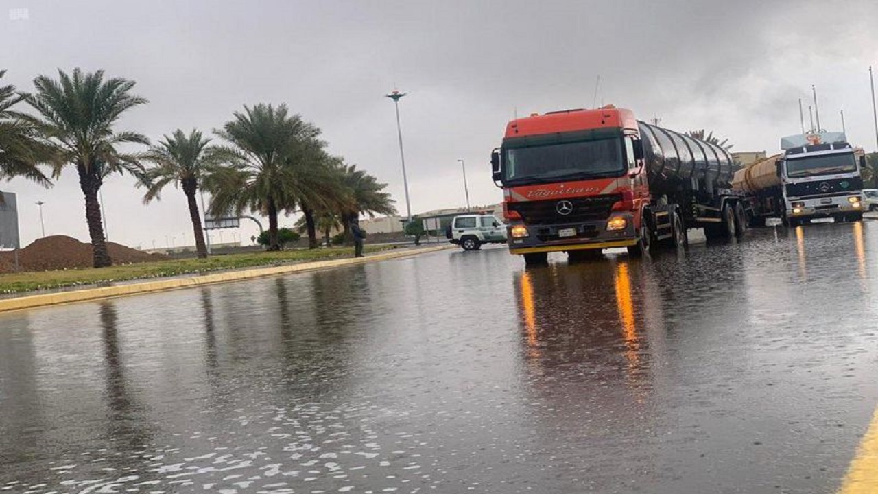 أمانة تبوك تواصل العمل لتحييد خطر السيول ومتابعة هطول الأمطار على المنطقة