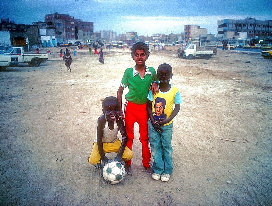 صورة عفوية لأطفال في جدة قبل 40 عام