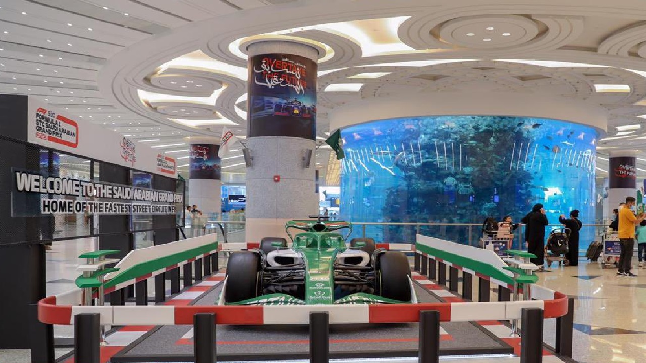 بالصور .. مطار الملك عبدالعزيز الدولي يتزيّن بسيارات الفورميلا 1