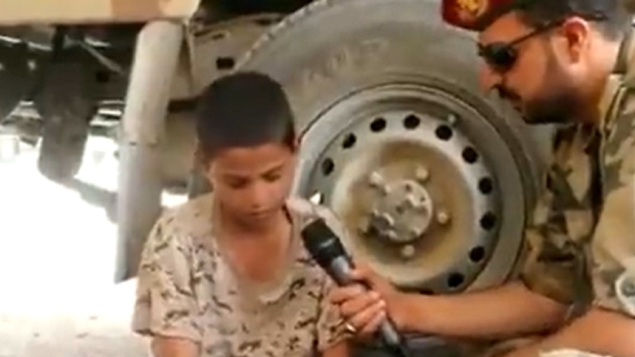 بالفيديو.. بكاء طفل يمني جندوه الحوثيون بعد اعتقال شقيقه الأكبر في سجونهم