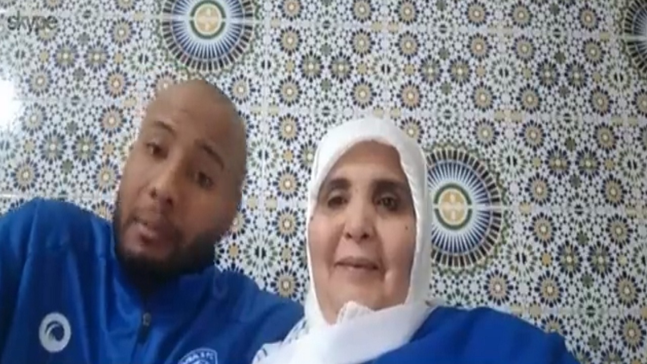 بالفيديو.. مغربي يشجع الهلال منذ 20 عاما: البطولة جاءت بعد شقاء