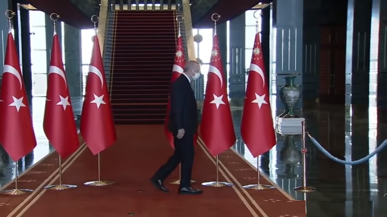 بالفيديو.. الرئيس التركي يسير بطريقة غريبة وكاد أن يقع