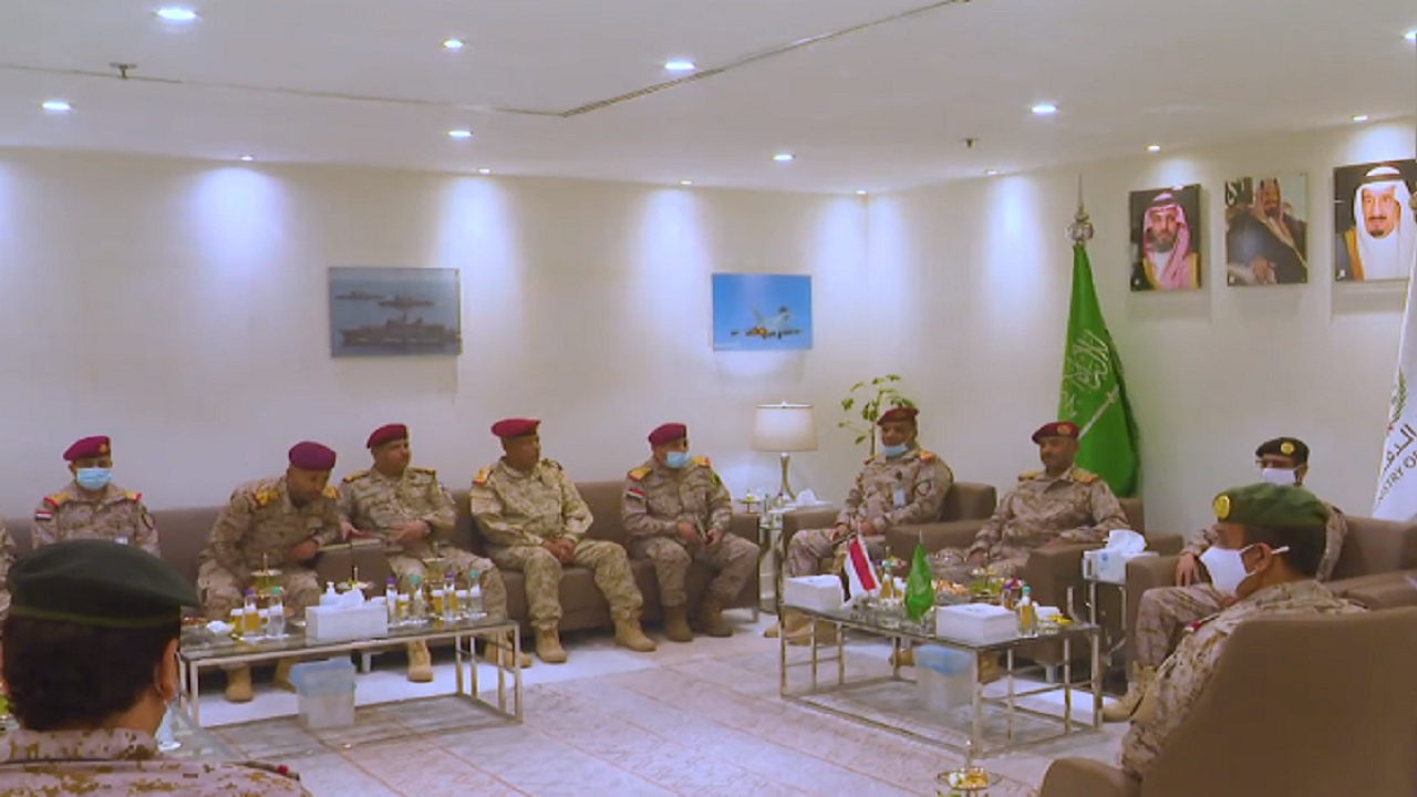 بالفيديو.. قائد القوات المشتركة يستعرض مع رئيس هيئة الأركان اليمنية سير العمليات العسكرية