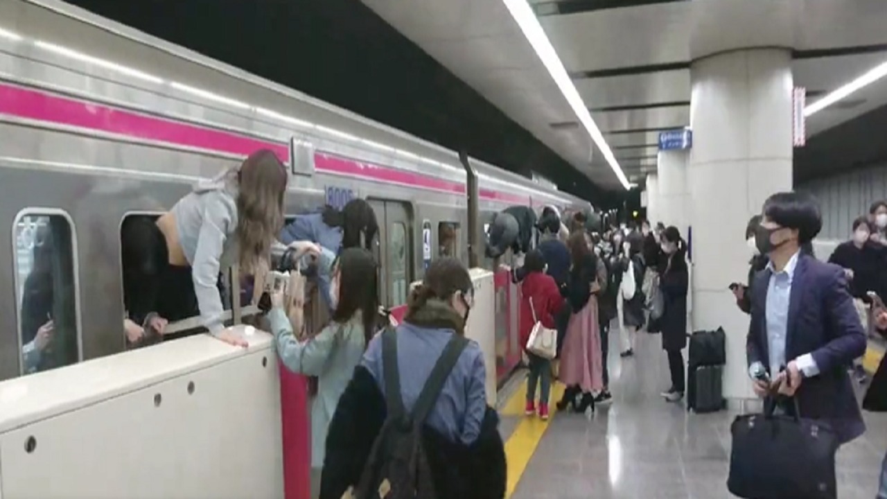 فيديو.. لحظات رعب داخل محطة قطار جراء هجوم مسلح في اليابان