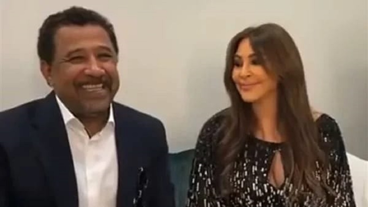 بالفيديو.. ابتسامة الشاب خالد بجانب إليسا في موسم الرياض تثير الجدل