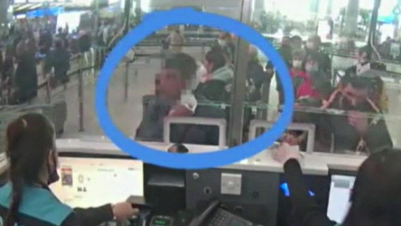 بالفيديو.. دبلوماسي أمريكي يبيع جواز سفره للاجئ سوري بمطار اسطنبول