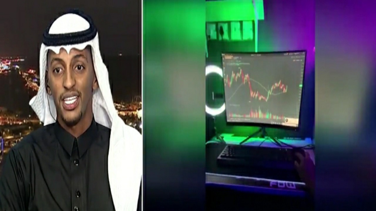 بالفيديو.. قصة شاب سعودي استثمر أمواله عبر الإنترنت من المنزل
