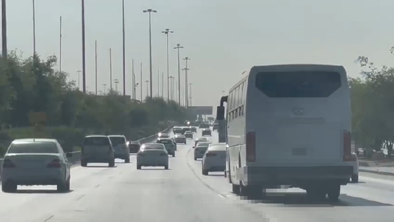 بالفيديو.. سائق حافلة يقود بتهور على طريق مكّة باتجاه الدرعية