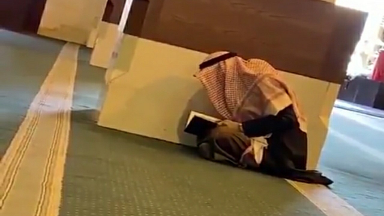 بالفيديو.. مسن بيكي أثناء تدبره آيات القرآن الكريم