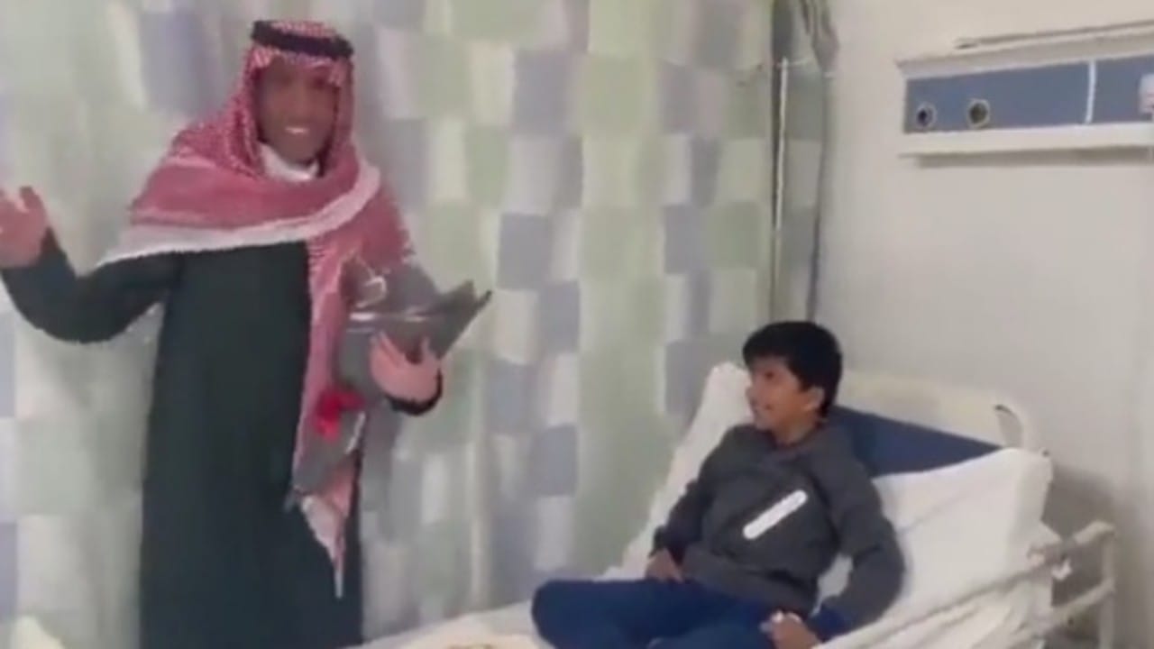 شاهد.. المالكي يزور نجلي الراحل “الشمري” في مستشفى رفحاء ويمزح معهما 