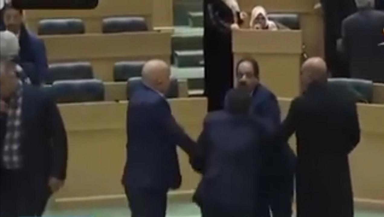 شاهد.. شجار بين أعضاء البرلمان الأردني