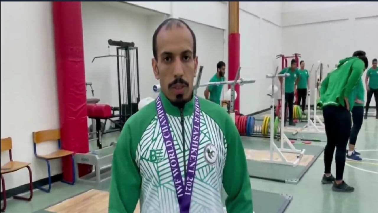 شاهد.. أول سعودي يحقق الميدالية الذهبية في بطولة العالم لرفع الأثقال