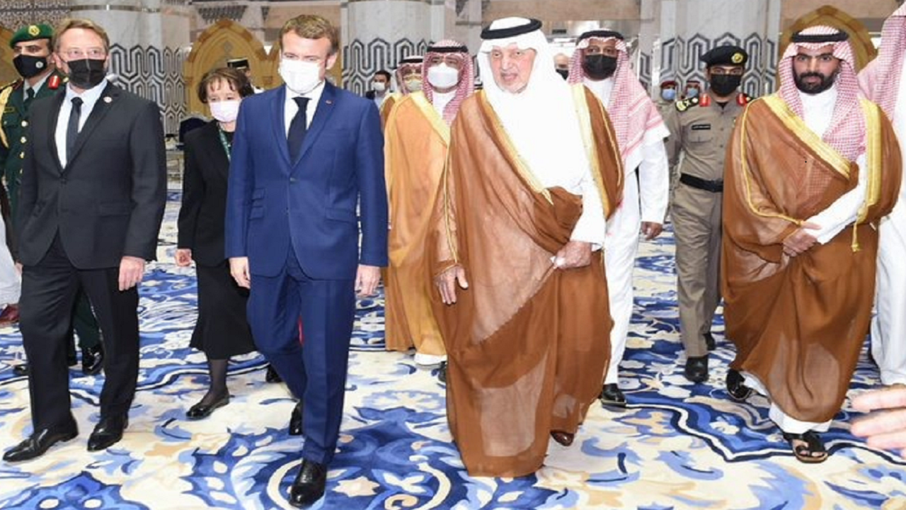 بالفيديو والصور.. الرئيس الفرنسي يصل إلى جدة