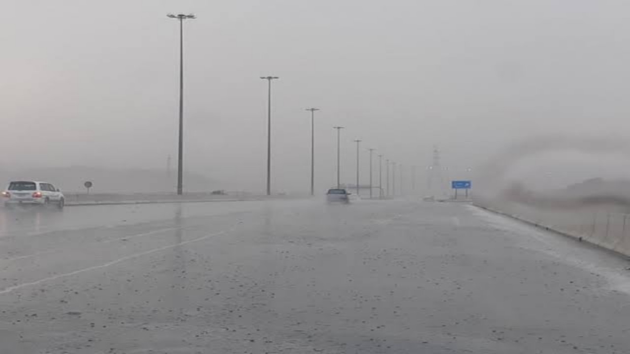 تحذيرات لمستخدمي طريق &#8220;المدينة &#8211; مكة&#8221; السريع بسبب الأمطار